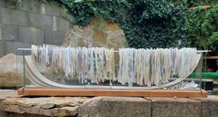 Skulptur aus Papier, Holz und Glas