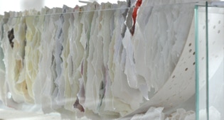 Oberflächenstruktur mit unterschiedlichen Papieren